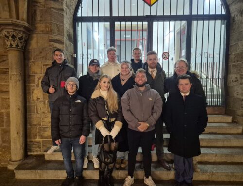 AfD-Nachwuchs ,,Generation Deutschland“ zusammen mit dem Bundestagsabgeordneten Maximilian Kneller auf dem Mindener Weihnachtsmarkt
